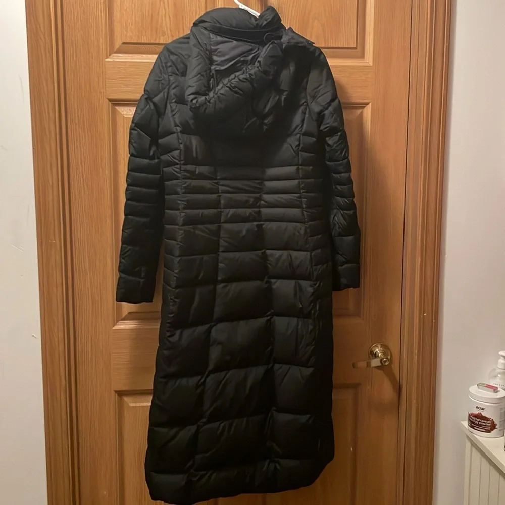 North Face small puffer long coat. It is sure to keep you warm! - Picture 4 of 11